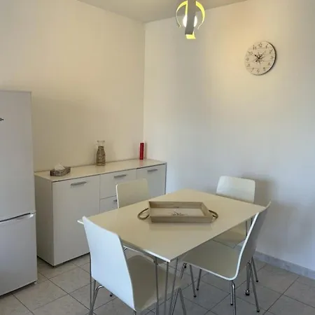 2 Pieces Avec Terrasse Et Parking Prive, Proche Centre Et - Fr-1-229d-131 Apartment