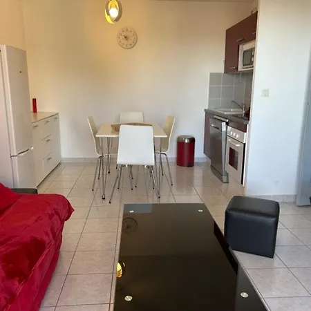 Apartment 2 Pieces Avec Terrasse Et Parking Prive, Proche Centre Et - Fr-1-229d-131 *